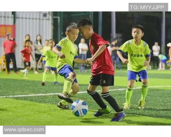 小孩子踢足球的最佳年龄是什么时候如何培养他们的兴趣和技能